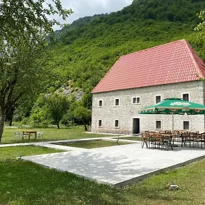 Bujtina Shpjia E Gjyshit Hotel Nderlysaj
